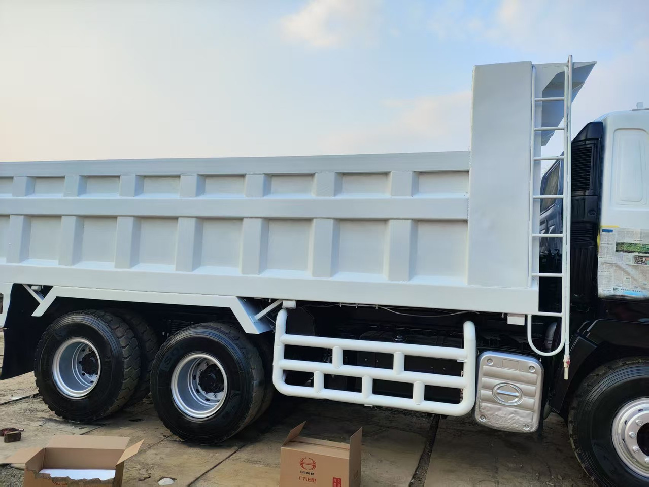 HINO HINO 700 - Kravas automašīna pašizgāzējs: foto 1 HINO HINO 700 - Kravas automašīna pašizgāzējs: foto 1