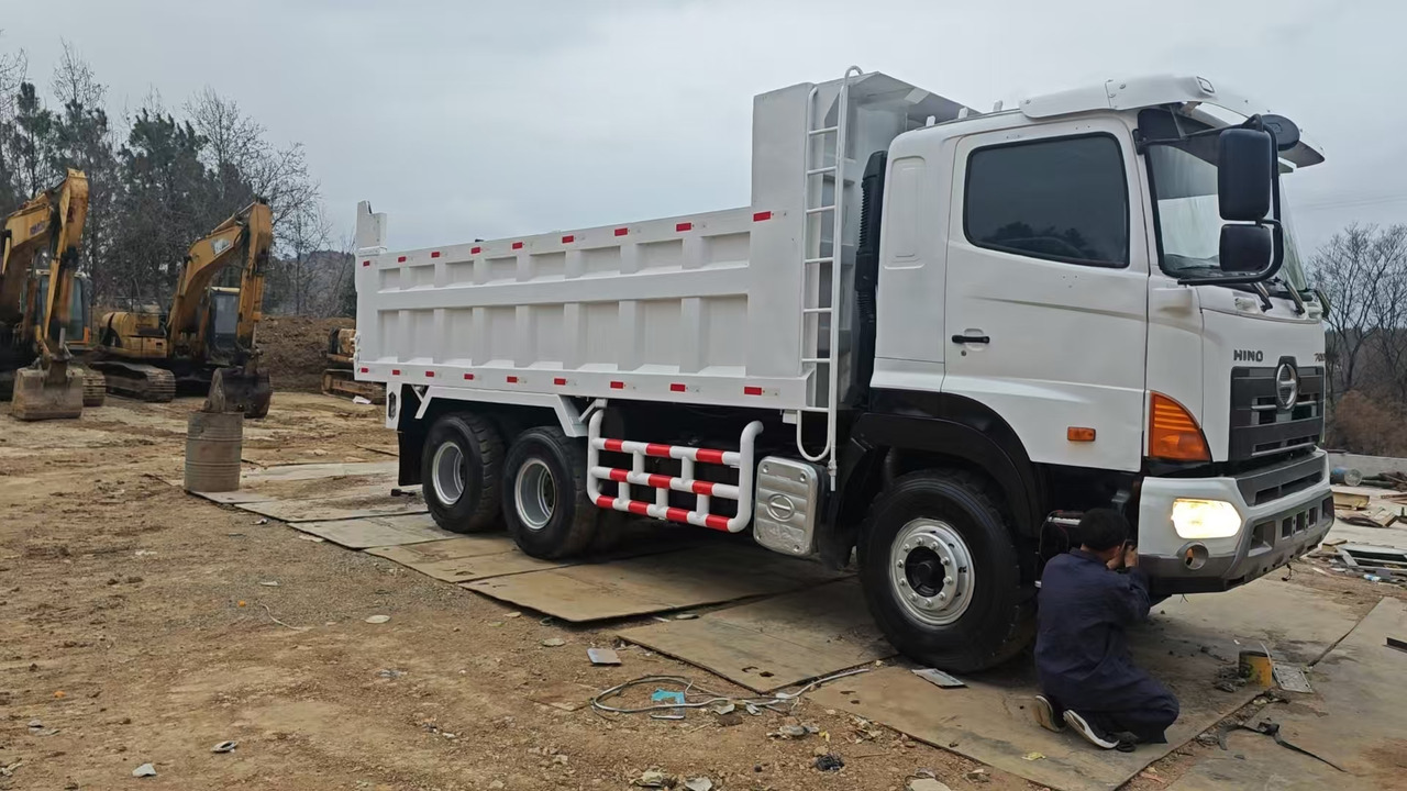 HINO HINO 700 - Kravas automašīna pašizgāzējs: foto 3 HINO HINO 700 - Kravas automašīna pašizgāzējs: foto 3