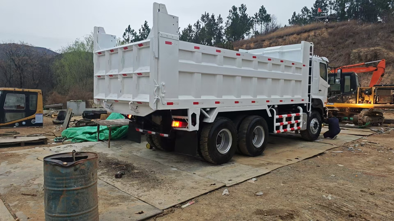 HINO HINO 700 - Kravas automašīna pašizgāzējs: foto 4 HINO HINO 700 - Kravas automašīna pašizgāzējs: foto 4
