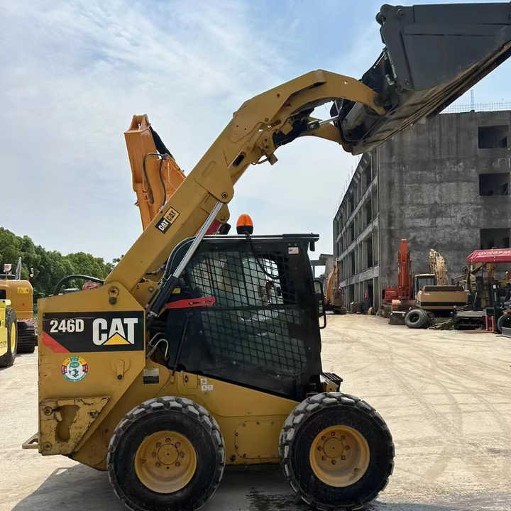 90% New Front Loader Tractor CAT 246D Skid Steer Loader / Used Cat 226B 246C 246d Mini Skid Steer Loader in Stock - Kompaktiekrāvējs: foto 1 90% New Front Loader Tractor CAT 246D Skid Steer Loader / Used Cat 226B 246C 246d Mini Skid Steer Loader in Stock - Kompaktiekrāvējs: foto 1