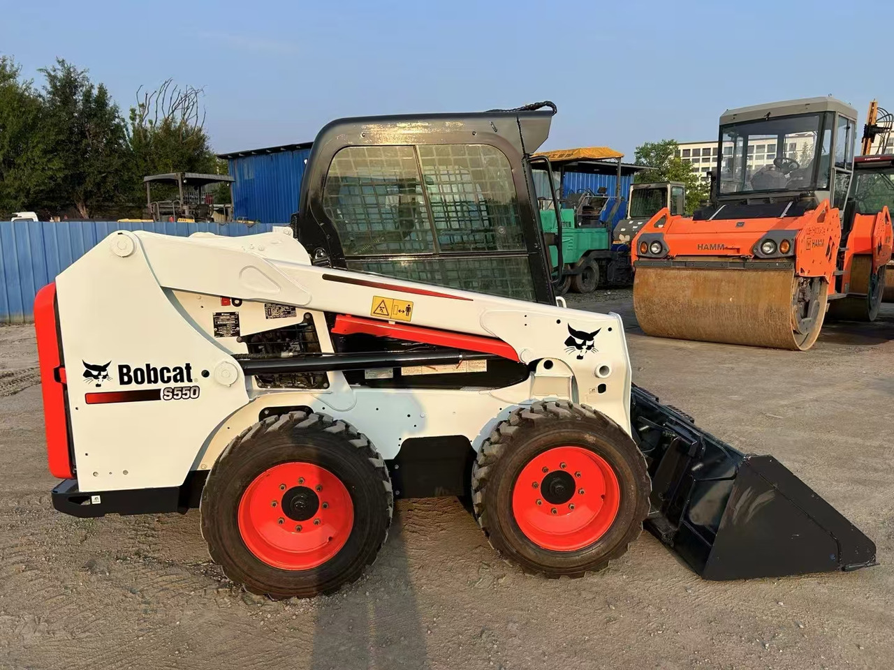BOBCAT High Performance Low Hours Excellent Condition Reliable Second Hand Bobcat S550 Skid Steer Loader in Stock for Sale - Kompaktiekrāvējs: foto 3 BOBCAT High Performance Low Hours Excellent Condition Reliable Second Hand Bobcat S550 Skid Steer Loader in Stock for Sale - Kompaktiekrāvējs: foto 3