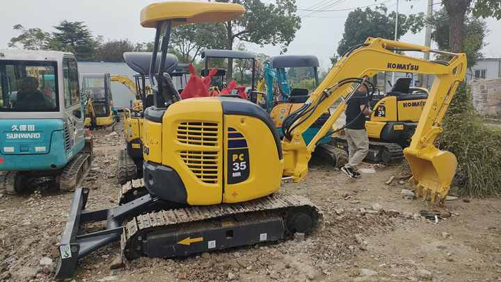Best Quality Komatsu PC35-2 Used Mini Excavator Earth-moving Machinery in Good Condition - Kāpurķēžu ekskavators: foto 3 Best Quality Komatsu PC35-2 Used Mini Excavator Earth-moving Machinery in Good Condition - Kāpurķēžu ekskavators: foto 3