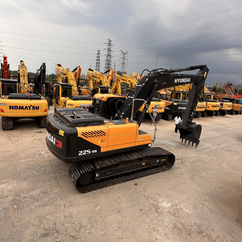 EXCAVATOR Second-hand Korean Hyundai 225-9S Excavator of Excellent Quality Is on Hot Sale at a Low Price - Ekskavators: foto 2 EXCAVATOR Second-hand Korean Hyundai 225-9S Excavator of Excellent Quality Is on Hot Sale at a Low Price - Ekskavators: foto 2