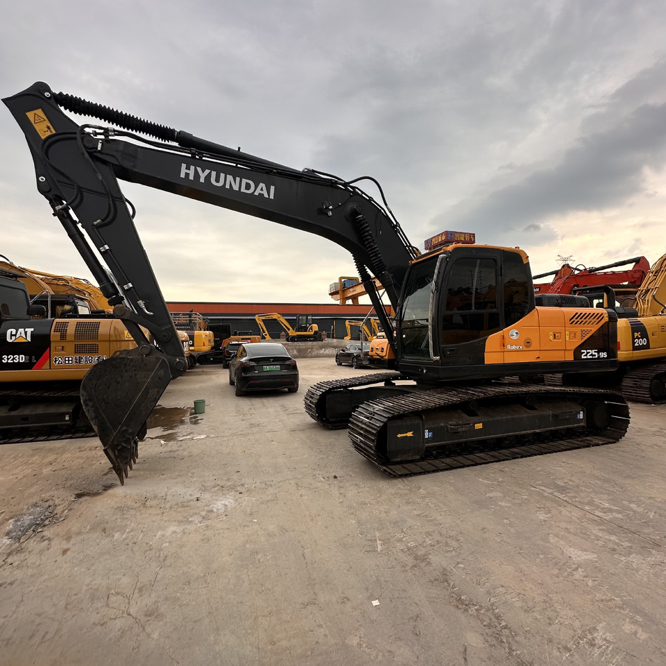 EXCAVATOR Second-hand Korean Hyundai 225-9S Excavator of Excellent Quality Is on Hot Sale at a Low Price - Ekskavators: foto 4 EXCAVATOR Second-hand Korean Hyundai 225-9S Excavator of Excellent Quality Is on Hot Sale at a Low Price - Ekskavators: foto 4