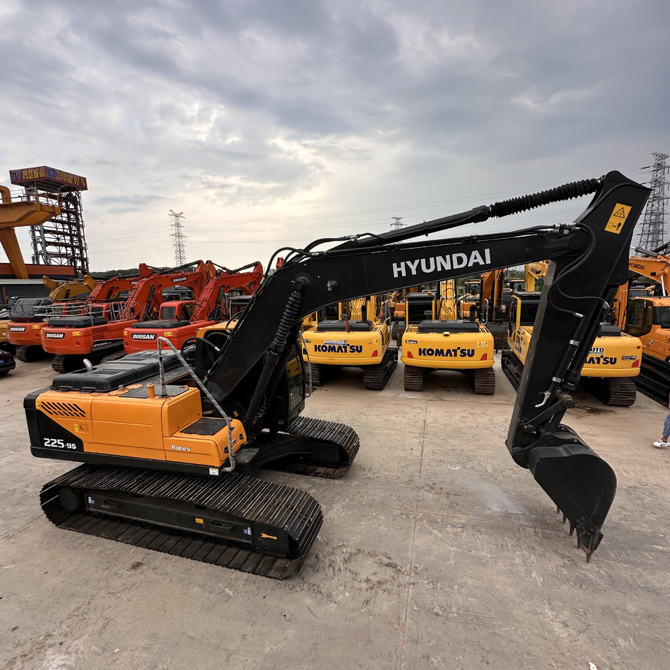 EXCAVATOR Second-hand Korean Hyundai 225-9S Excavator of Excellent Quality Is on Hot Sale at a Low Price - Ekskavators: foto 1 EXCAVATOR Second-hand Korean Hyundai 225-9S Excavator of Excellent Quality Is on Hot Sale at a Low Price - Ekskavators: foto 1