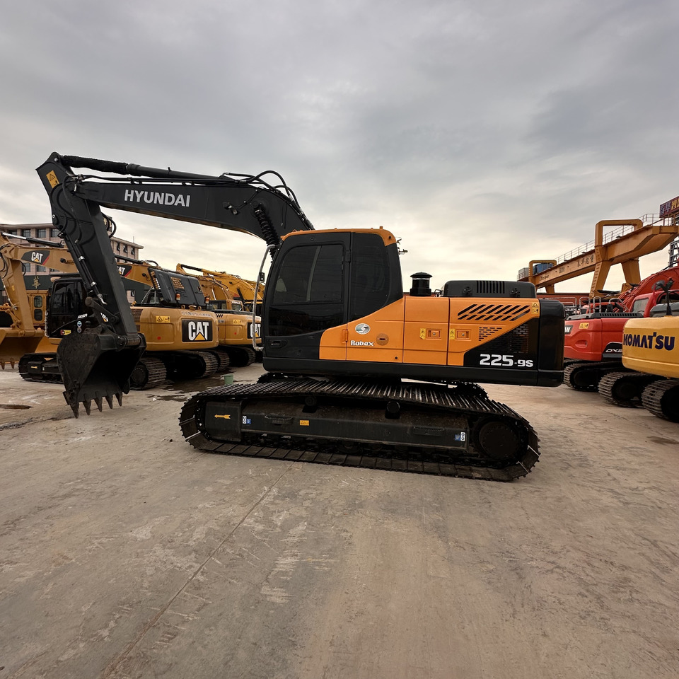 EXCAVATOR Second-hand Korean Hyundai 225-9S Excavator of Excellent Quality Is on Hot Sale at a Low Price - Ekskavators: foto 3 EXCAVATOR Second-hand Korean Hyundai 225-9S Excavator of Excellent Quality Is on Hot Sale at a Low Price - Ekskavators: foto 3