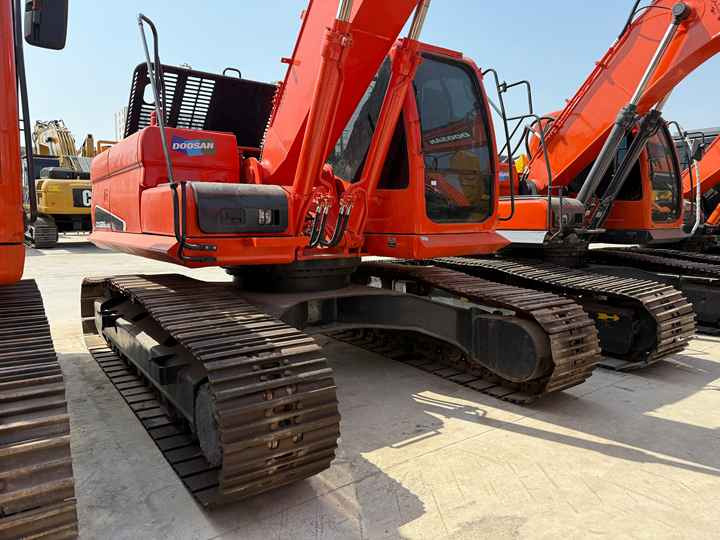 Heavy-Duty Doosan DX225LC-9C Excavator for Mining & Construction - Well-Maintained, Warranty Included - Kāpurķēžu ekskavators: foto 3 Heavy-Duty Doosan DX225LC-9C Excavator for Mining & Construction - Well-Maintained, Warranty Included - Kāpurķēžu ekskavators: foto 3