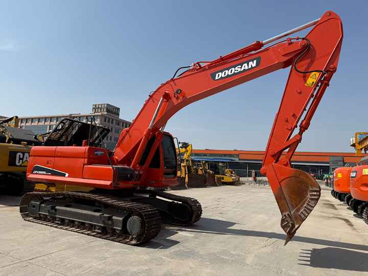 Heavy-Duty Doosan DX225LC-9C Excavator for Mining & Construction - Well-Maintained, Warranty Included - Kāpurķēžu ekskavators: foto 2 Heavy-Duty Doosan DX225LC-9C Excavator for Mining & Construction - Well-Maintained, Warranty Included - Kāpurķēžu ekskavators: foto 2