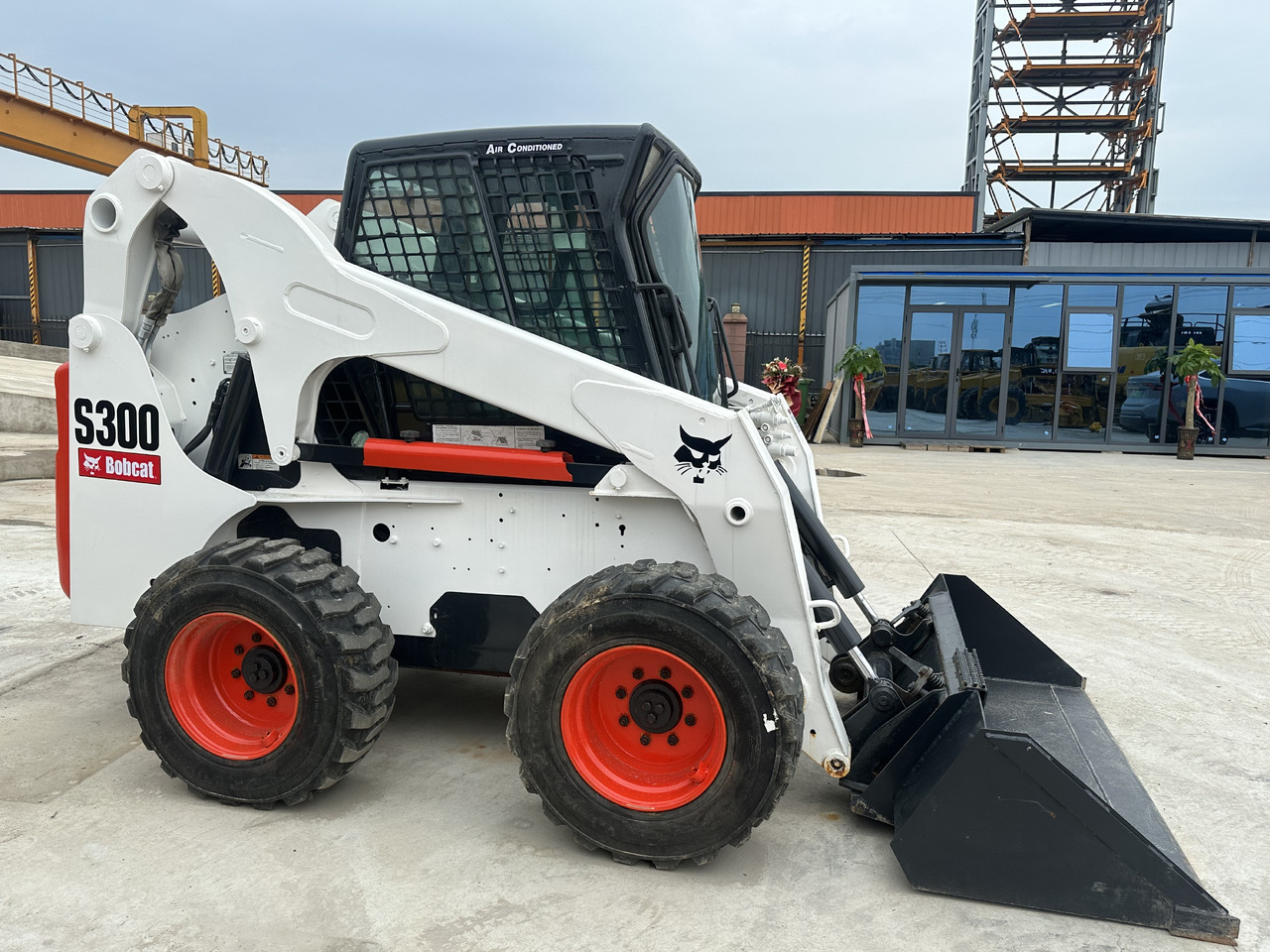 Second hand Hot sale skid-steers Bobcat S300 - Kompaktiekrāvējs: foto 4 Second hand Hot sale skid-steers Bobcat S300 - Kompaktiekrāvējs: foto 4