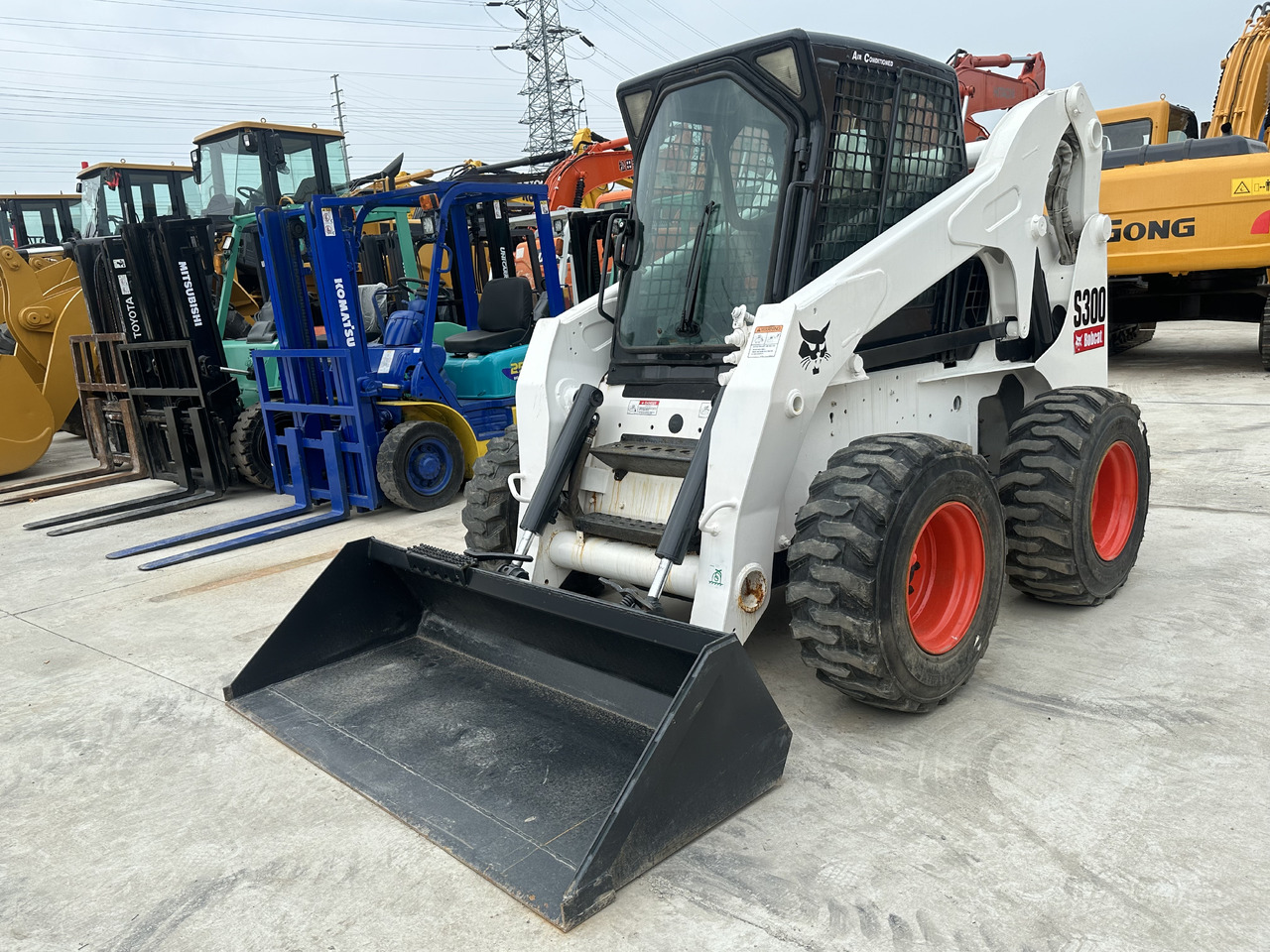 Second hand Hot sale skid-steers Bobcat S300 - Kompaktiekrāvējs: foto 1 Second hand Hot sale skid-steers Bobcat S300 - Kompaktiekrāvējs: foto 1