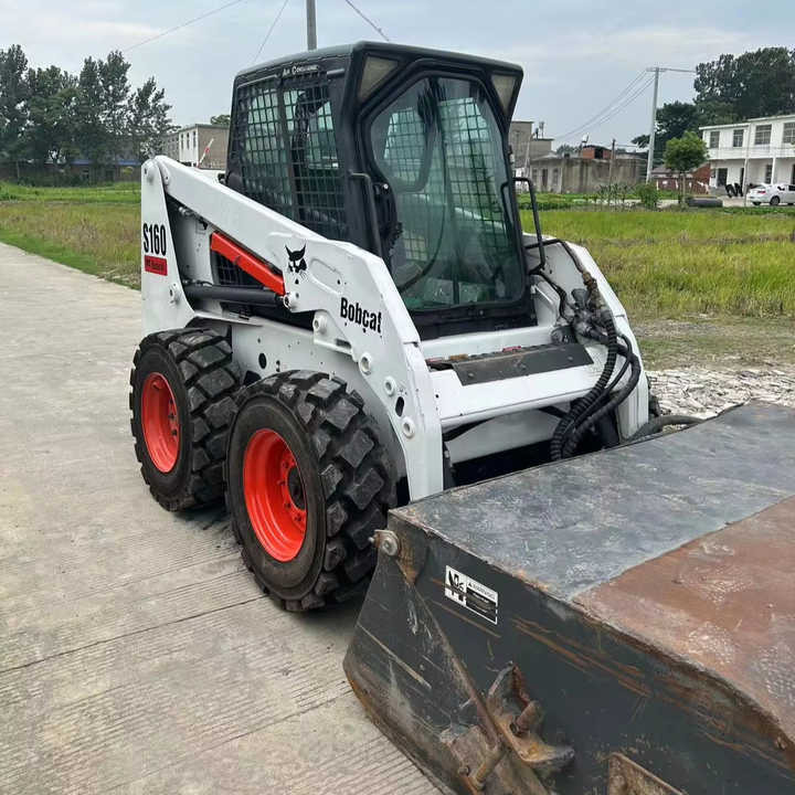 USED BOBCAT S160 Skid-steer Loader Bobcat S160 Carry Sweeper with Very Good Performance Is for Sale at a Low Price. - Kompaktiekrāvējs: foto 1 USED BOBCAT S160 Skid-steer Loader Bobcat S160 Carry Sweeper with Very Good Performance Is for Sale at a Low Price. - Kompaktiekrāvējs: foto 1
