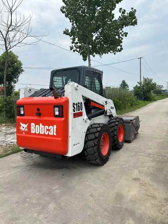 USED BOBCAT S160 Skid-steer Loader Bobcat S160 Carry Sweeper with Very Good Performance Is for Sale at a Low Price. - Kompaktiekrāvējs: foto 4 USED BOBCAT S160 Skid-steer Loader Bobcat S160 Carry Sweeper with Very Good Performance Is for Sale at a Low Price. - Kompaktiekrāvējs: foto 4