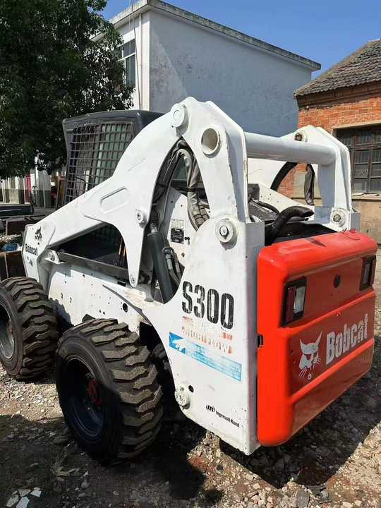 Used Bob Cat Bob Cat S300 Used Skid Steer Wheel Loader Multifunctional Track Loaders Bobcat - Kompaktiekrāvējs: foto 4 Used Bob Cat Bob Cat S300 Used Skid Steer Wheel Loader Multifunctional Track Loaders Bobcat - Kompaktiekrāvējs: foto 4