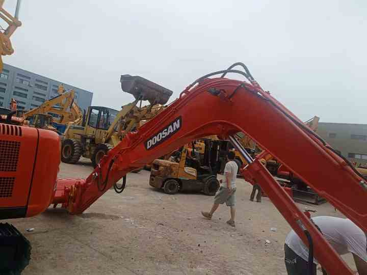 Used Digger DOOSAN DX55 Construction Machinery Construction Digger Used DOOSAN DX55 Cheap Excavator - Kāpurķēžu ekskavators: foto 4 Used Digger DOOSAN DX55 Construction Machinery Construction Digger Used DOOSAN DX55 Cheap Excavator - Kāpurķēžu ekskavators: foto 4