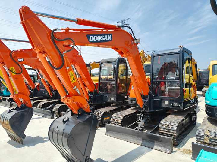 Used Digger Doosan Dh55 Construction Machinery Construction Digger Used Doosan Dh55 Cheap Excavator - Kāpurķēžu ekskavators: foto 3 Used Digger Doosan Dh55 Construction Machinery Construction Digger Used Doosan Dh55 Cheap Excavator - Kāpurķēžu ekskavators: foto 3