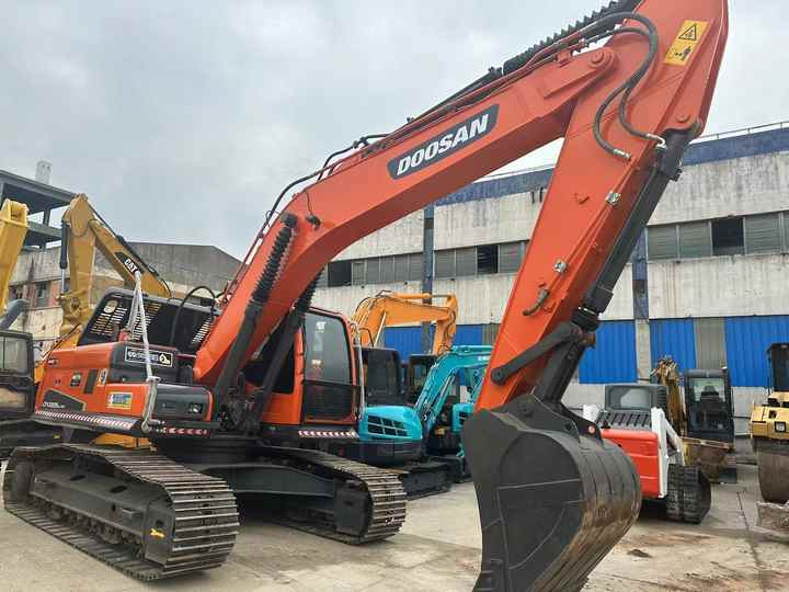 Used Excavator Doosan DX225LC-9 Excavators Mini Equipment Earth Moving Machinery Doosan Digger Excavator for Sale - Kāpurķēžu ekskavators: foto 2 Used Excavator Doosan DX225LC-9 Excavators Mini Equipment Earth Moving Machinery Doosan Digger Excavator for Sale - Kāpurķēžu ekskavators: foto 2
