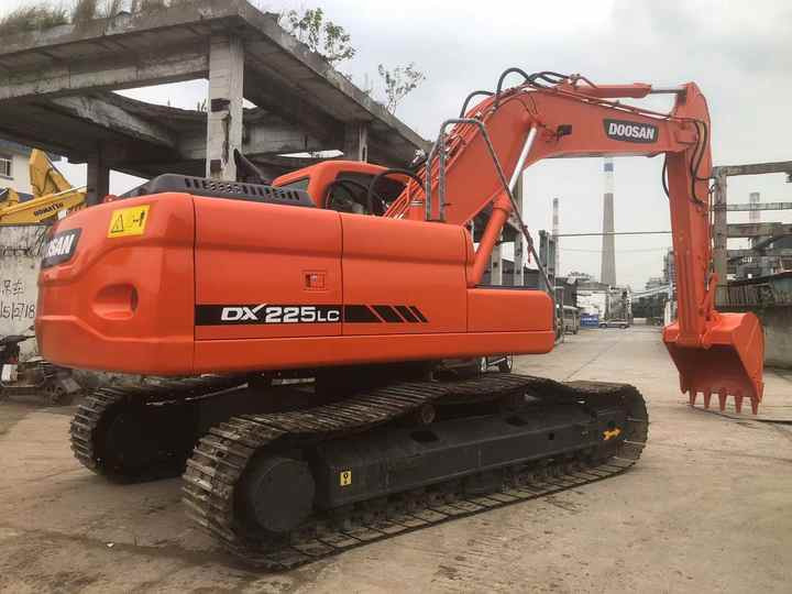 Used Excavator Doosan DX225LC Excavators Mini Equipment Earth Moving Machinery Doosan Digger Excavator for Sale - Kāpurķēžu ekskavators: foto 2 Used Excavator Doosan DX225LC Excavators Mini Equipment Earth Moving Machinery Doosan Digger Excavator for Sale - Kāpurķēžu ekskavators: foto 2