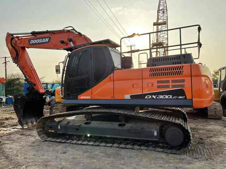 Used Excavator Doosan DX300 Excavators Mini Equipment Moving Machinery Doosan Digger Excavator for Sale - Kāpurķēžu ekskavators: foto 1 Used Excavator Doosan DX300 Excavators Mini Equipment Moving Machinery Doosan Digger Excavator for Sale - Kāpurķēžu ekskavators: foto 1