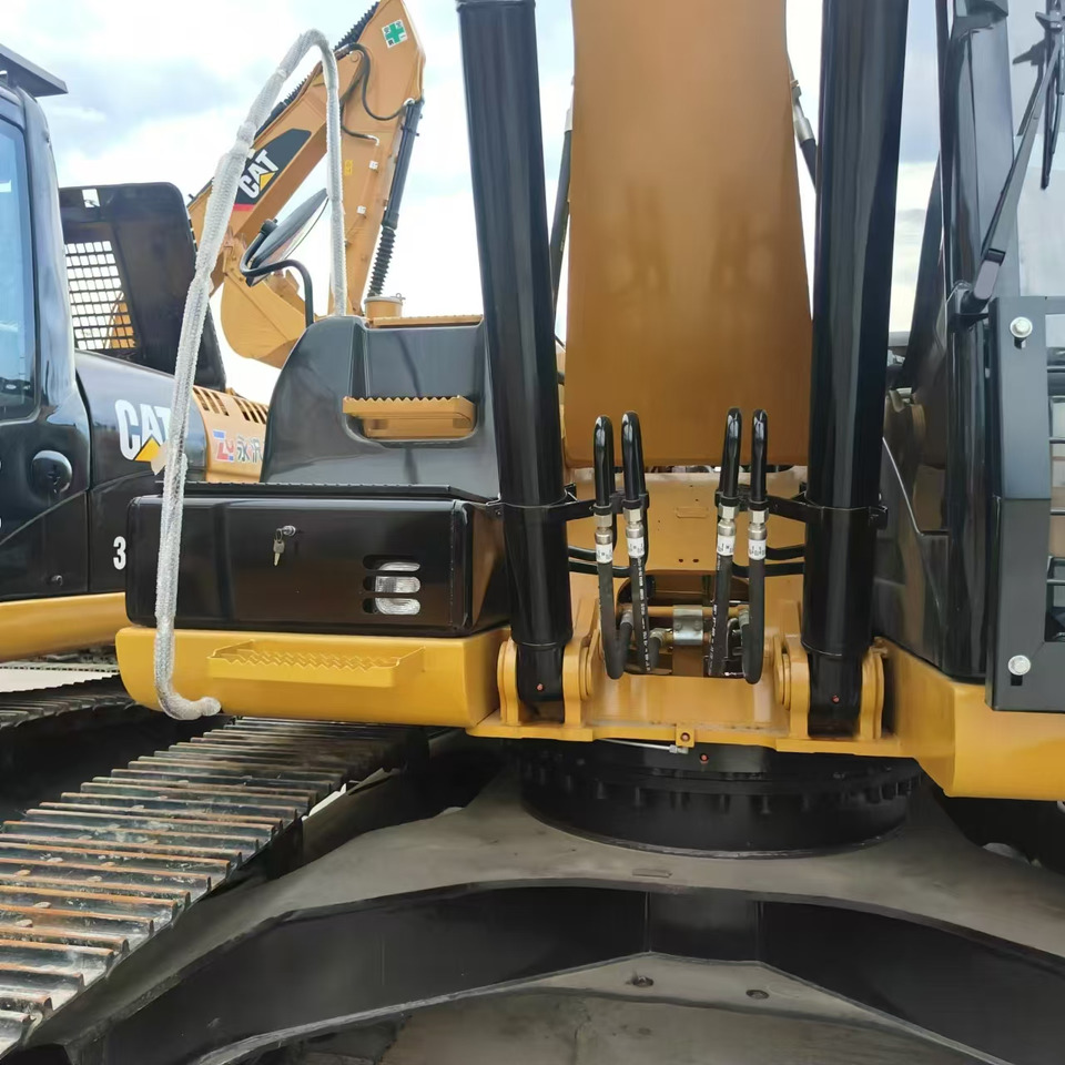 Used high quality excavator CAT 323D2L Made in Japan - Kāpurķēžu ekskavators: foto 3 Used high quality excavator CAT 323D2L Made in Japan - Kāpurķēžu ekskavators: foto 3