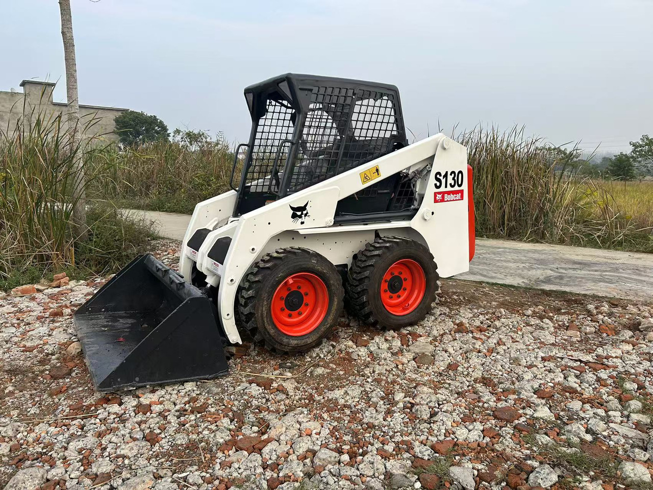 BOBCAT S130 - Kompaktiekrāvējs: foto 1 BOBCAT S130 - Kompaktiekrāvējs: foto 1