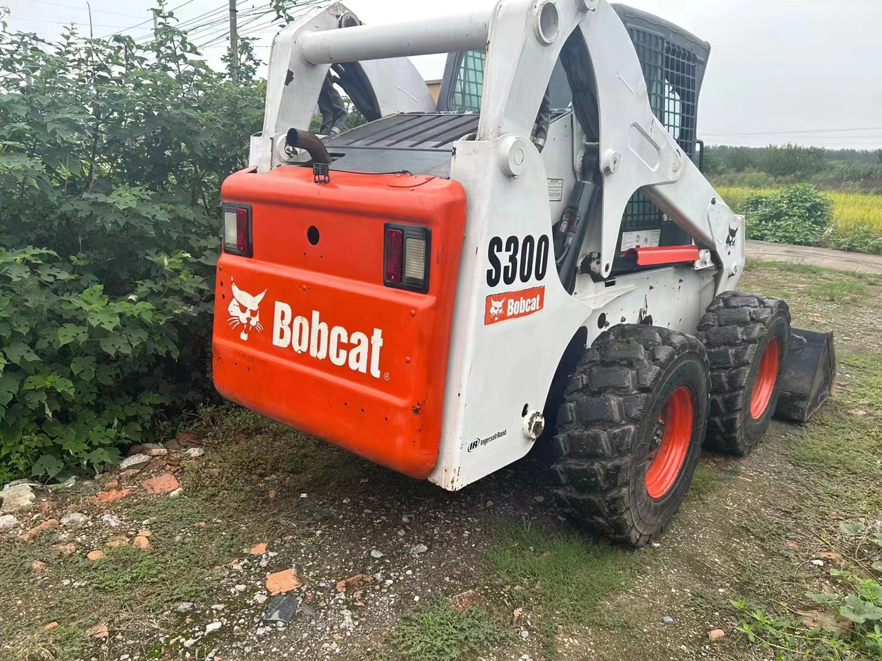 BOBCAT S300 - Kompaktiekrāvējs: foto 2 BOBCAT S300 - Kompaktiekrāvējs: foto 2