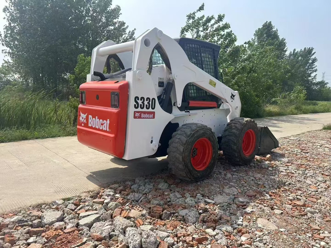 BOBCAT S330 - Kompaktiekrāvējs: foto 2 BOBCAT S330 - Kompaktiekrāvējs: foto 2