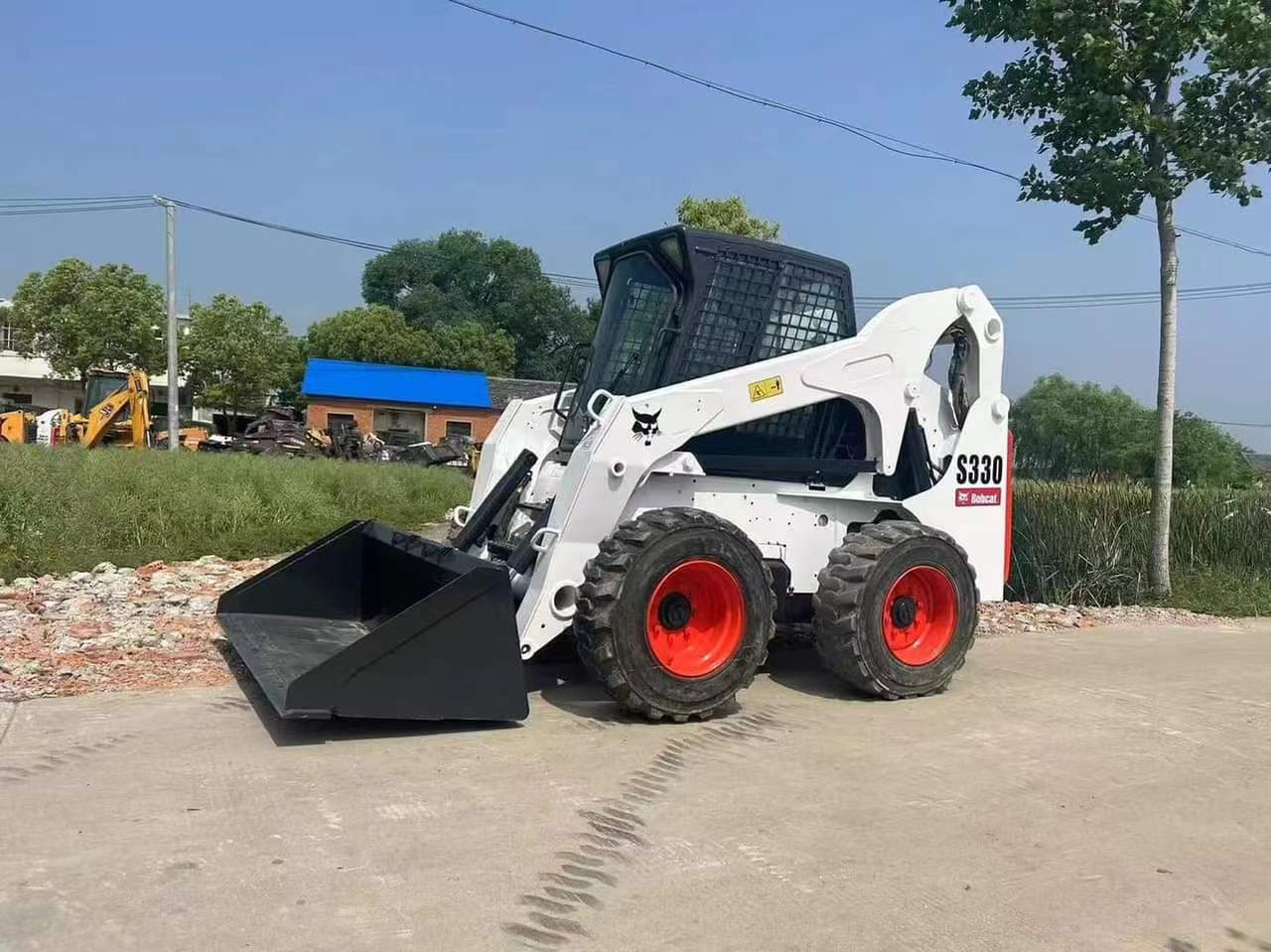 BOBCAT S330 - Kompaktiekrāvējs: foto 1 BOBCAT S330 - Kompaktiekrāvējs: foto 1