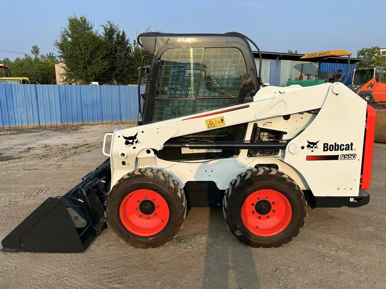 BOBCAT S550 - Kompaktiekrāvējs: foto 1 BOBCAT S550 - Kompaktiekrāvējs: foto 1