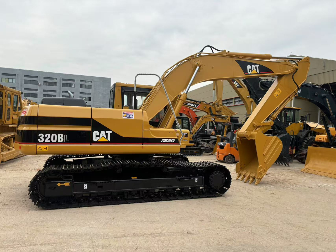 CATERPILLAR 320B - Kāpurķēžu ekskavators: foto 3 CATERPILLAR 320B - Kāpurķēžu ekskavators: foto 3