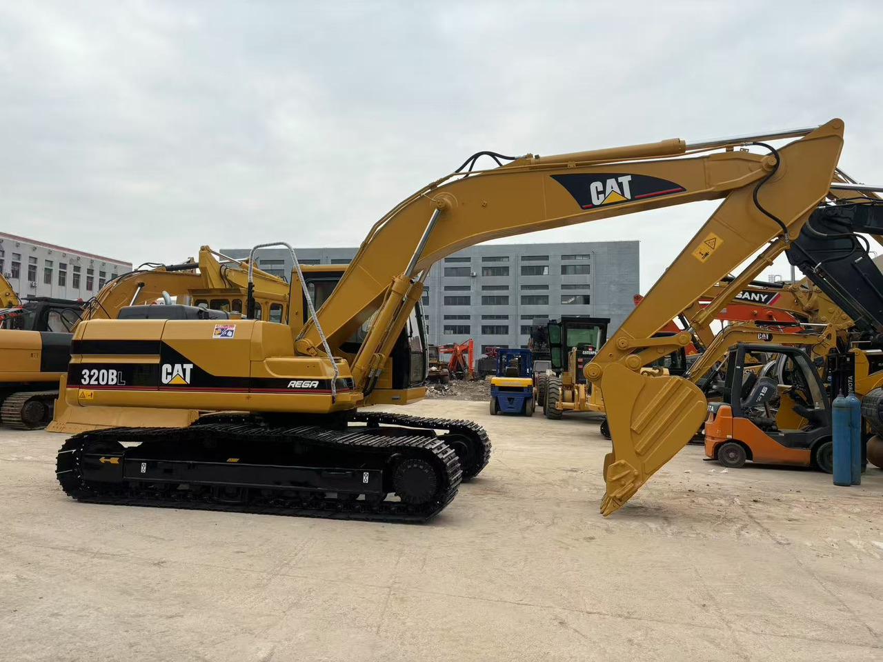 CATERPILLAR 320B - Kāpurķēžu ekskavators: foto 5 CATERPILLAR 320B - Kāpurķēžu ekskavators: foto 5