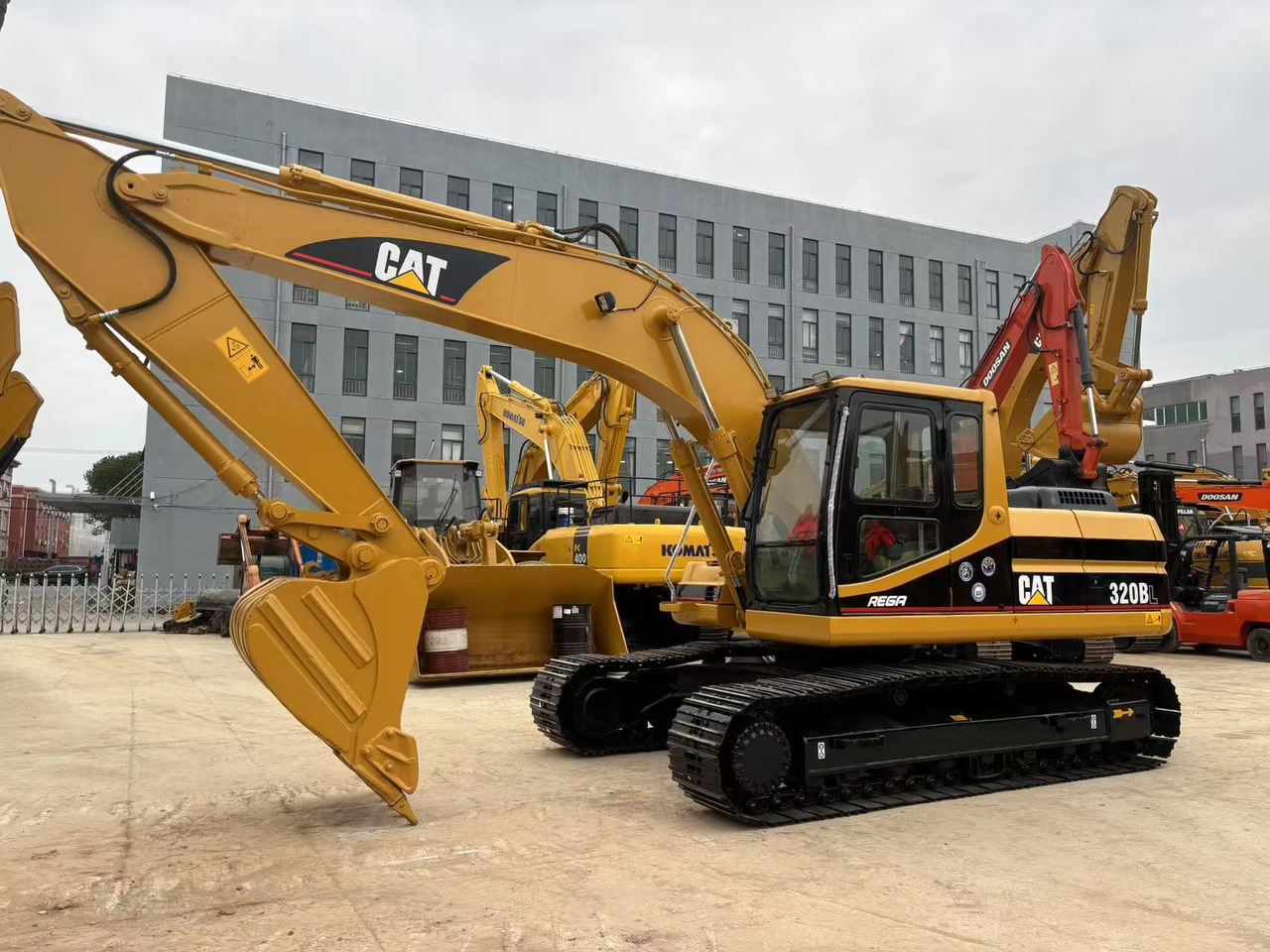 CATERPILLAR 320BL - Kāpurķēžu ekskavators: foto 2 CATERPILLAR 320BL - Kāpurķēžu ekskavators: foto 2