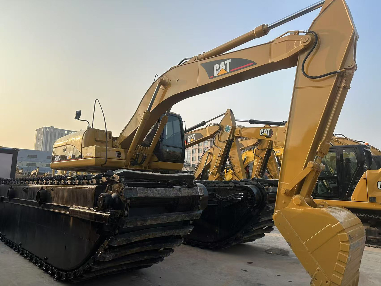 CATERPILLAR 320C - Ekskavators-amfībijs: foto 4 CATERPILLAR 320C - Ekskavators-amfībijs: foto 4