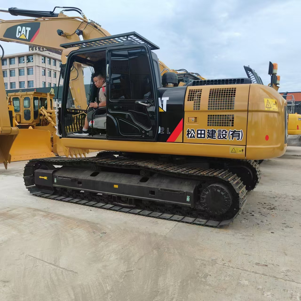 CATERPILLAR 323D - Kāpurķēžu ekskavators: foto 2 CATERPILLAR 323D - Kāpurķēžu ekskavators: foto 2