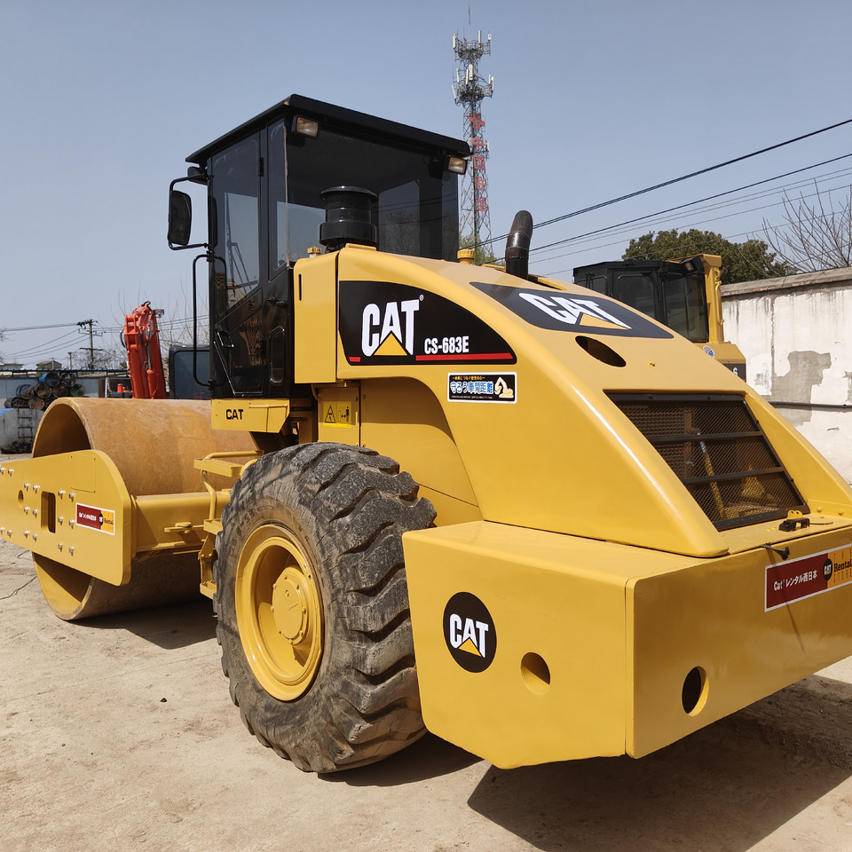 CATERPILLAR 683E - Ceļu veltnis: foto 1 CATERPILLAR 683E - Ceļu veltnis: foto 1