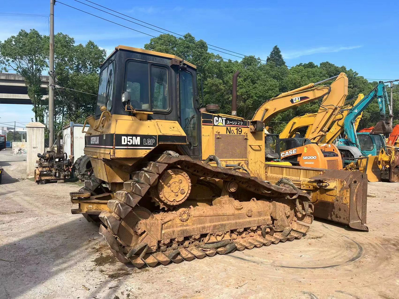 CATERPILLAR D5M - Buldozers: foto 1 CATERPILLAR D5M - Buldozers: foto 1