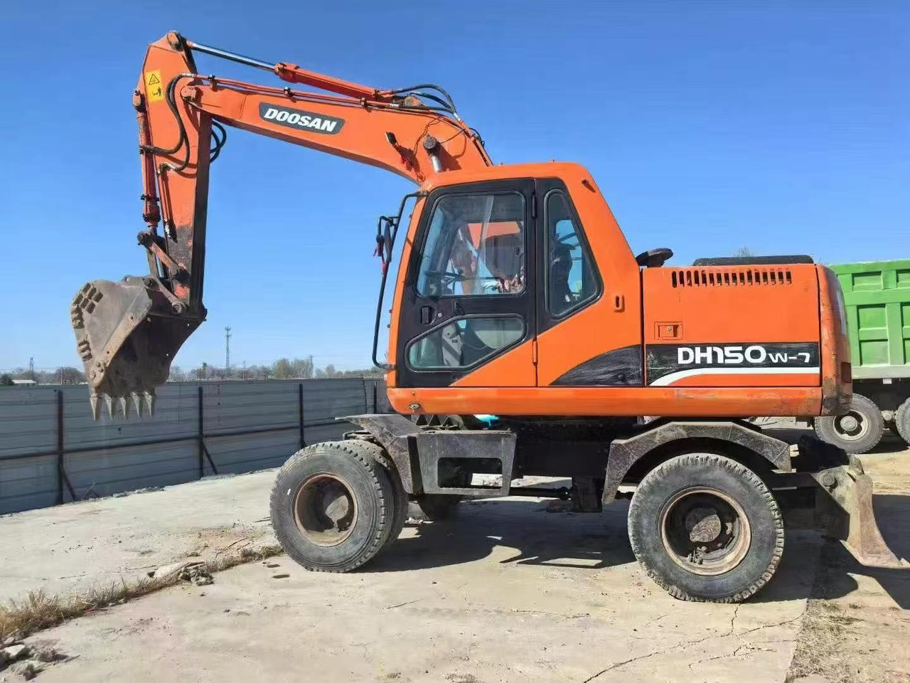 DOOSAN DH150W-7 - Riteņu ekskavators: foto 2 DOOSAN DH150W-7 - Riteņu ekskavators: foto 2