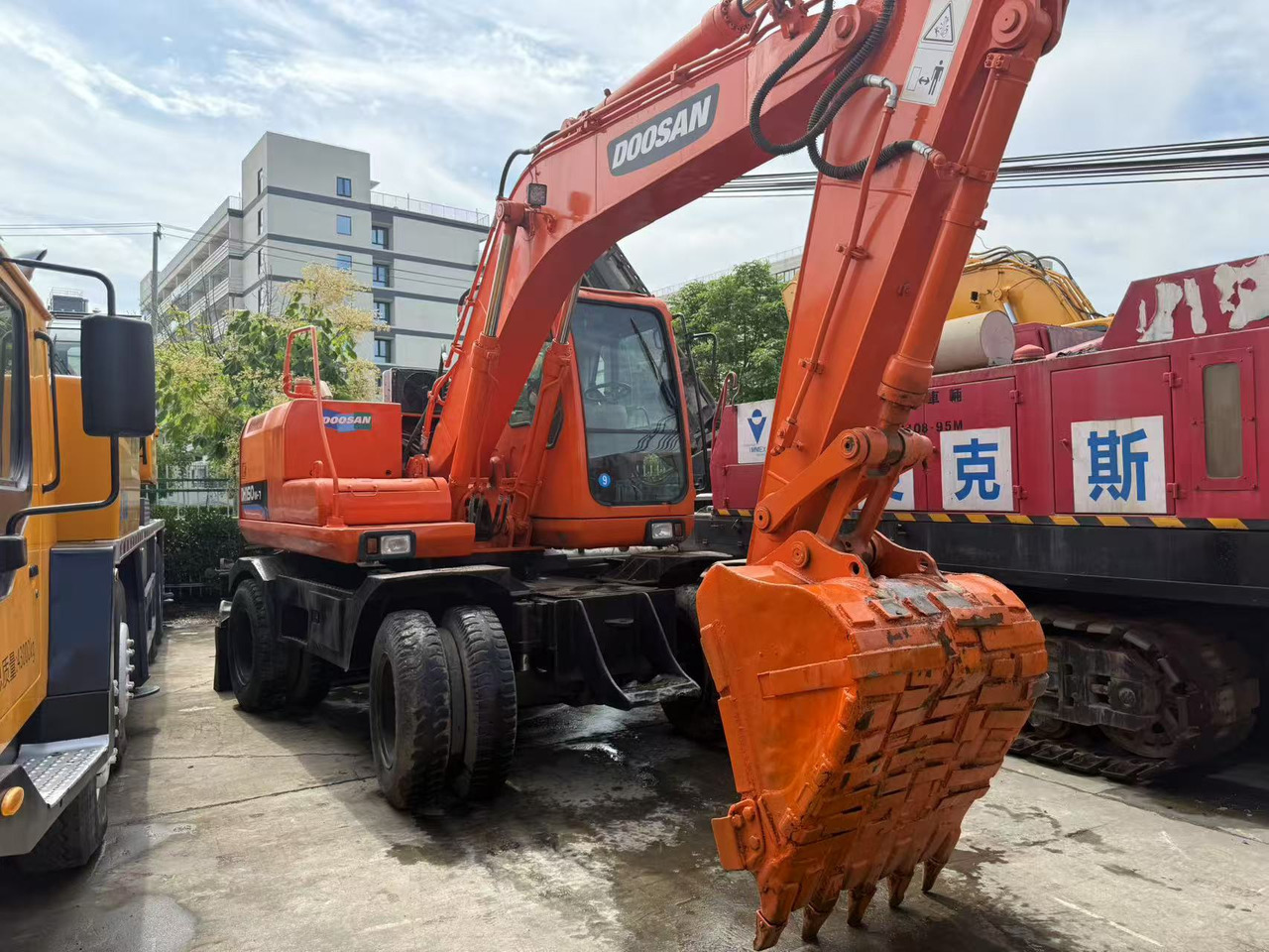 DOOSAN DH150W-7 - Riteņu ekskavators: foto 4 DOOSAN DH150W-7 - Riteņu ekskavators: foto 4