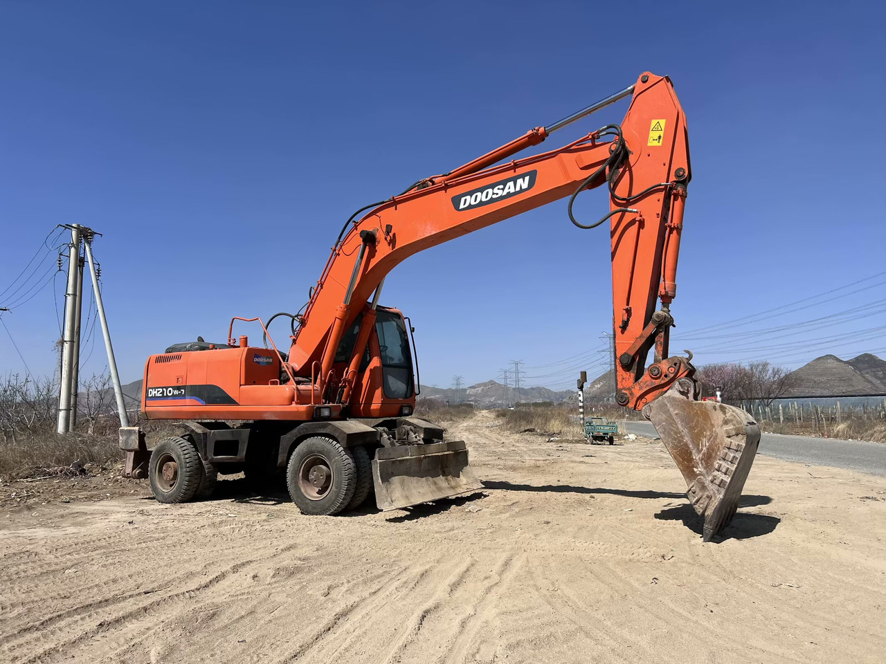 DOOSAN DH210W-7 - Riteņu ekskavators: foto 2 DOOSAN DH210W-7 - Riteņu ekskavators: foto 2