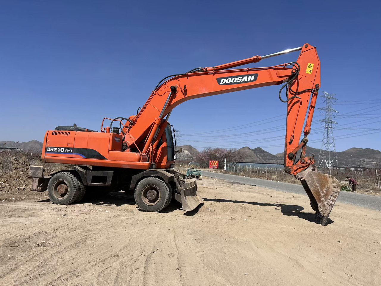 DOOSAN DH210W-7 - Riteņu ekskavators: foto 4 DOOSAN DH210W-7 - Riteņu ekskavators: foto 4
