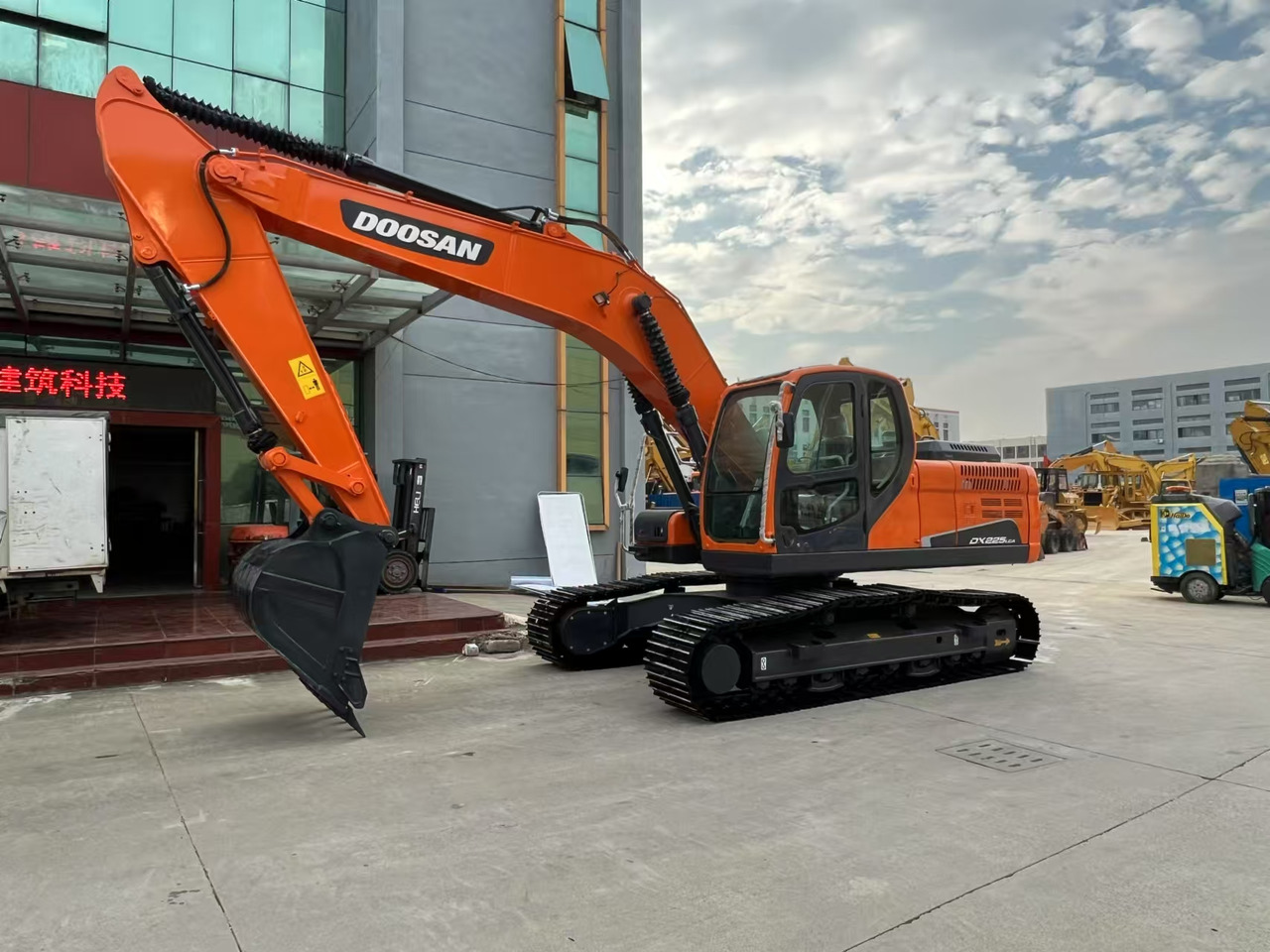 DOOSAN DX225LCA - Kāpurķēžu ekskavators: foto 1 DOOSAN DX225LCA - Kāpurķēžu ekskavators: foto 1