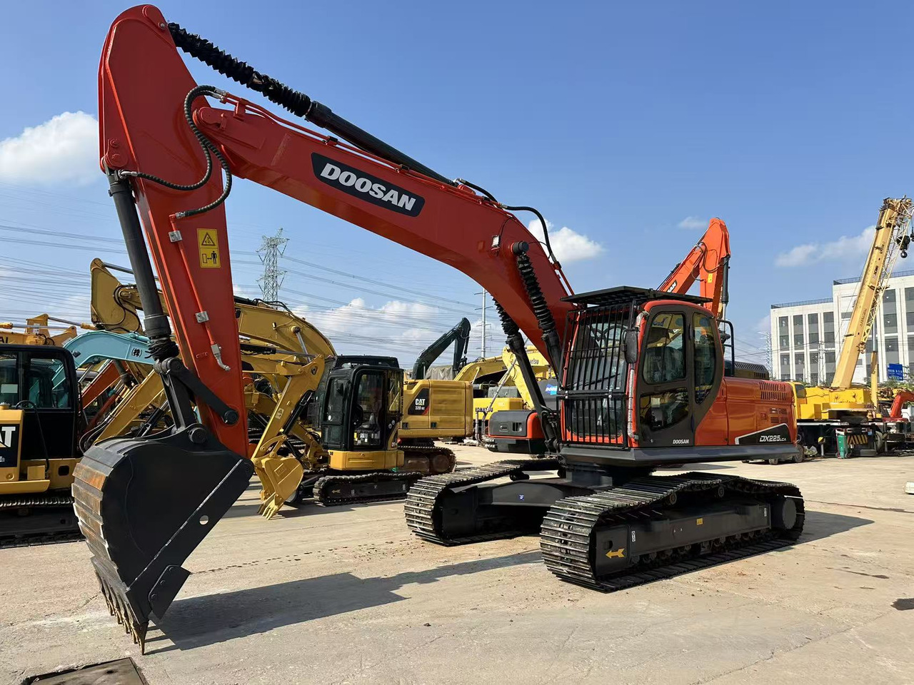 DOOSAN DX225LCA - Kāpurķēžu ekskavators: foto 1 DOOSAN DX225LCA - Kāpurķēžu ekskavators: foto 1