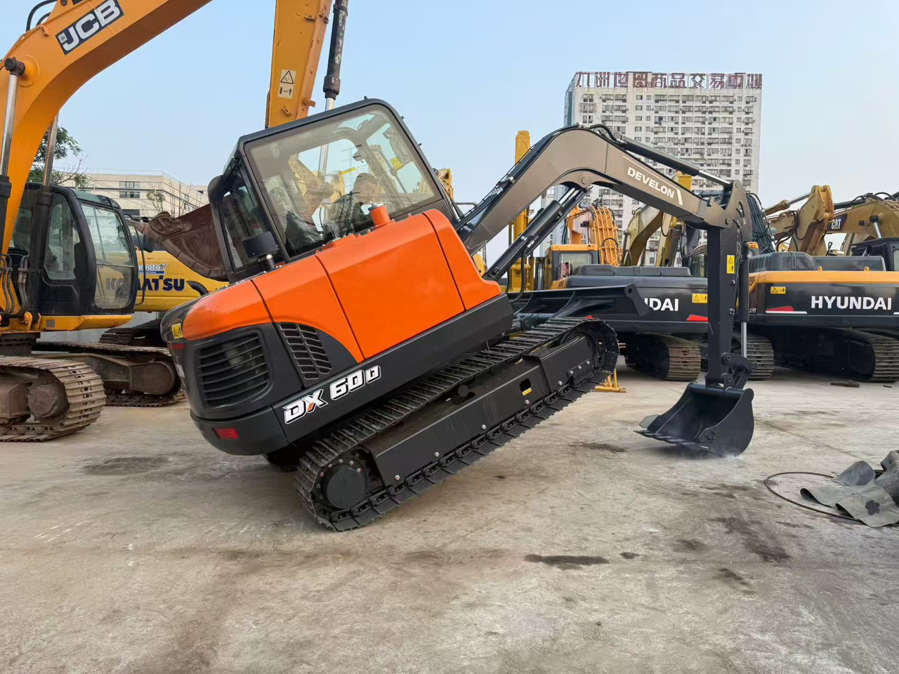 DOOSAN DX60D-10 - Mini-ekskavators: foto 1 DOOSAN DX60D-10 - Mini-ekskavators: foto 1