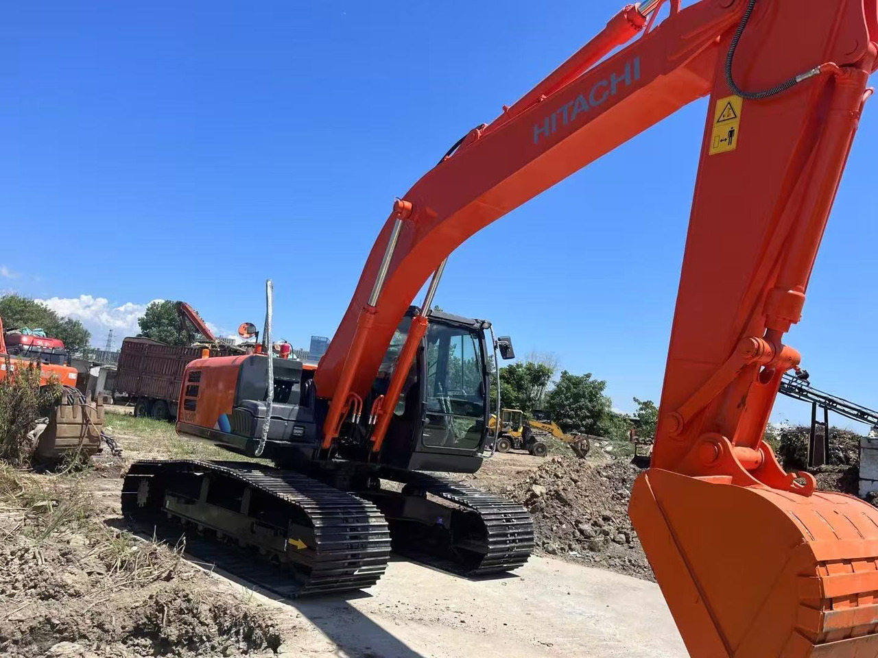 HITACHI ZX200-5G - Kāpurķēžu ekskavators: foto 1 HITACHI ZX200-5G - Kāpurķēžu ekskavators: foto 1