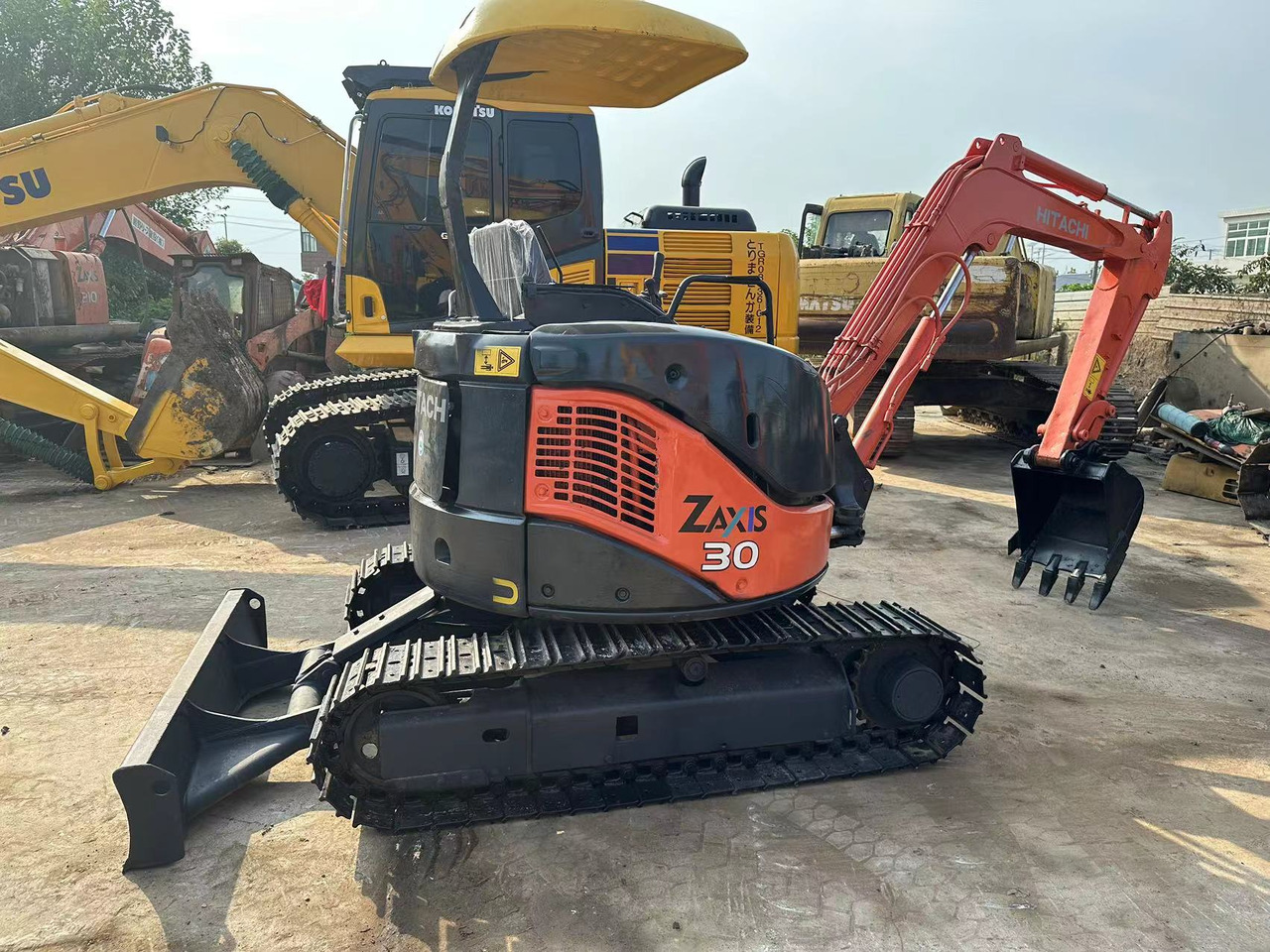 HITACHI ZX30 - Kāpurķēžu ekskavators: foto 1 HITACHI ZX30 - Kāpurķēžu ekskavators: foto 1