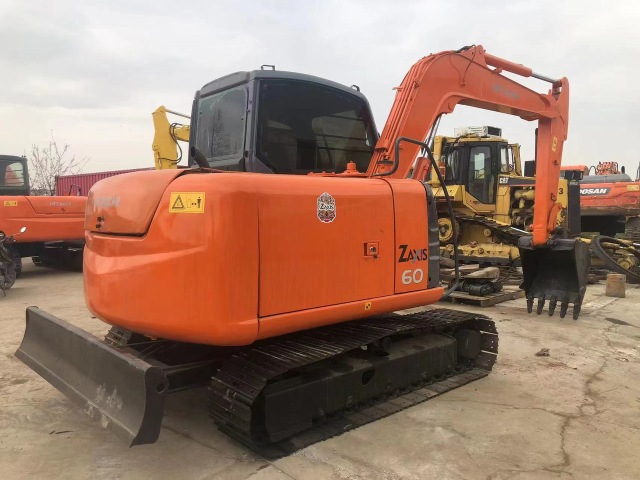 HITACHI ZX60 - Kāpurķēžu ekskavators: foto 2 HITACHI ZX60 - Kāpurķēžu ekskavators: foto 2