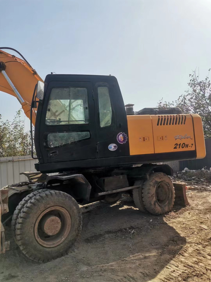 HYUNDAI R210W-7 - Riteņu ekskavators: foto 1 HYUNDAI R210W-7 - Riteņu ekskavators: foto 1