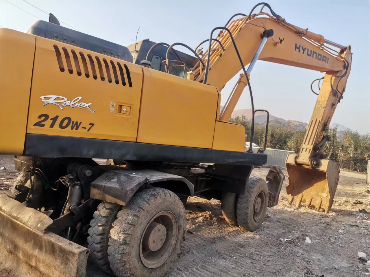 HYUNDAI R210W-7 - Riteņu ekskavators: foto 3 HYUNDAI R210W-7 - Riteņu ekskavators: foto 3