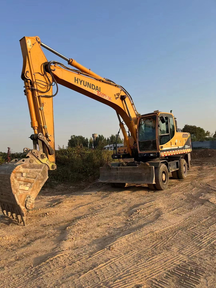 HYUNDAI R210W-9 - Riteņu ekskavators: foto 1 HYUNDAI R210W-9 - Riteņu ekskavators: foto 1