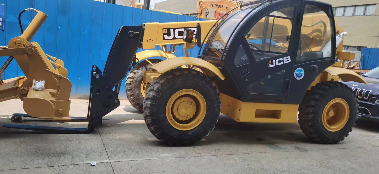 JCB 535 - Teleskopiskais iekrāvējs: foto 2 JCB 535 - Teleskopiskais iekrāvējs: foto 2