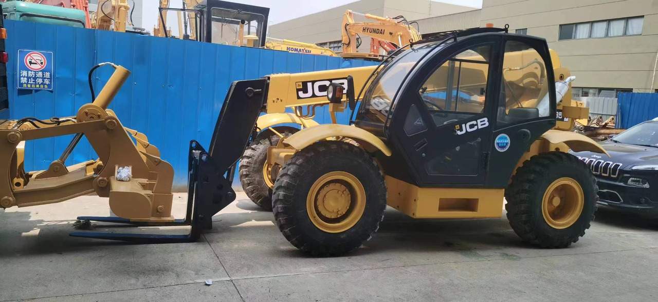 JCB 535 - Teleskopiskais iekrāvējs: foto 1 JCB 535 - Teleskopiskais iekrāvējs: foto 1